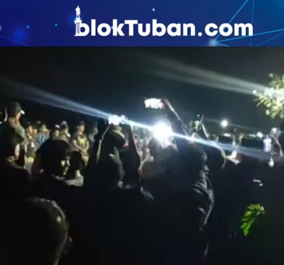 [Video] : Proses Pemakaman 7 Korban Laka dalam 1 Liang Lahat di Pemakaman Umum Desa Tuwiri Wetan, Tuban