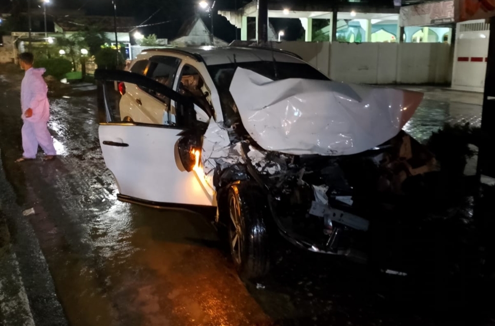Toyota Rush Tabrakan dengan Truk Tronton di Tuban, 5 Orang Luka-Luka