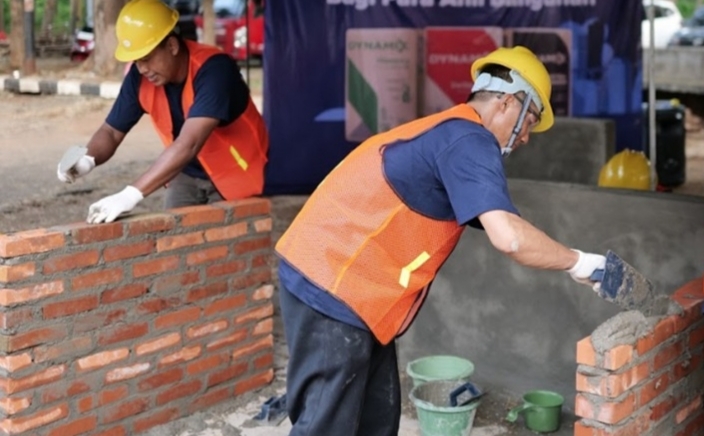 50 Tukang Bangunan dari Jatim Kunjungi Pabrik Semen Tuban, Dapat Pembekalan dari SBI