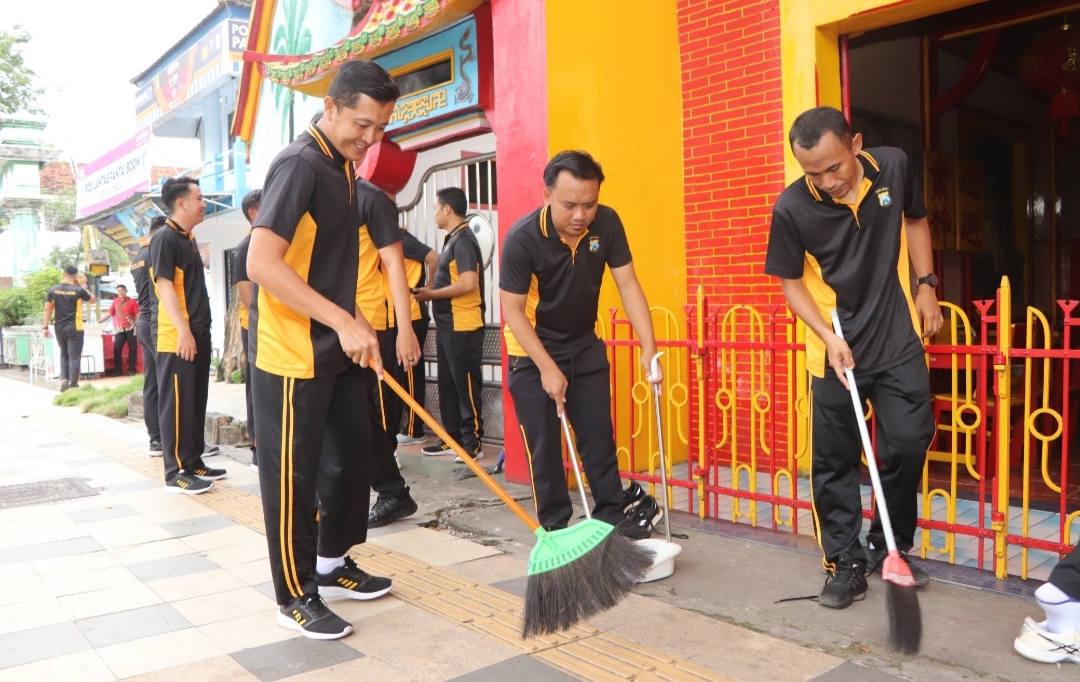 Sambut HUT Bhayangkara ke-79, Polres Tuban Bersih-Bersih Tempat Ibadah dan Makam Umum