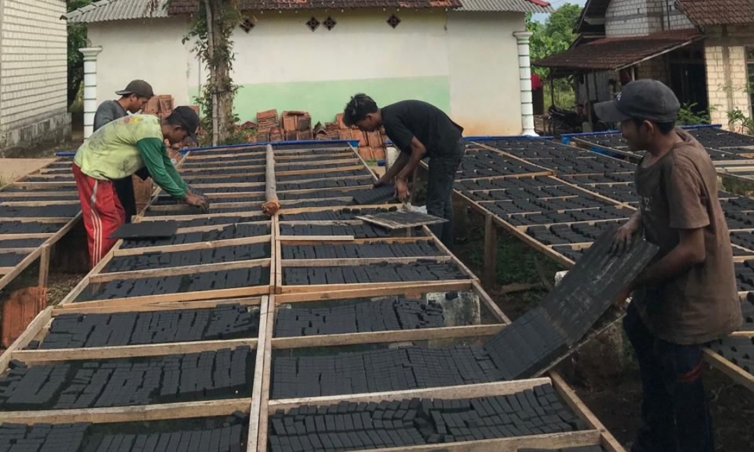 Briket dari Siwalan dan Batok Kelapa Buatan Warga Tuban Tembus Pasar Nasional