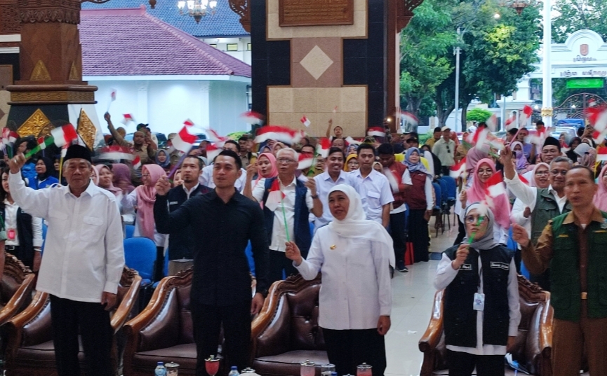 Gubernur Khofifah Salurkan Bansos Rp6,5 Miliar dan Luncurkan Sekolah Rakyat di Tuban