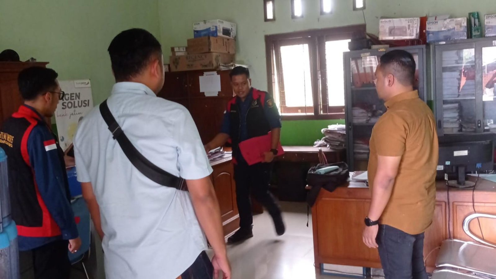 Kejari Tuban Geledah Kantor Desa Kedungsoko, Amankan Tumpukan Dokumen dan Buku Tabungan