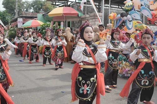 Karnaval Budaya Meriahkan HUT ke-80 RI di Desa Kowang Semanding Tuban