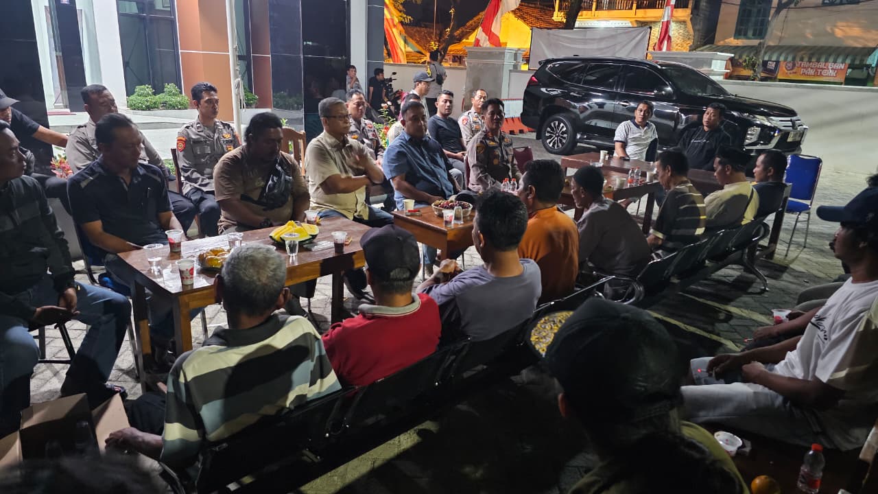 Di Tengah Dinamika Nasional, Masyarakat dan Polisi Jaga Tuban Bareng