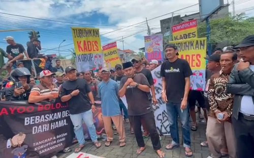 Diduga Gelapkan Uang Desa Rp1 M, Ratusan Warga Tuban Demo Tuntut Kades Kepohagung Mundur