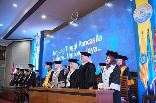 Kukuhkan 490 Wisudawan: Unirow Tegaskan Mutu, Integritas Akademik, dan Komitmen Pembangunan Berkelanjutan