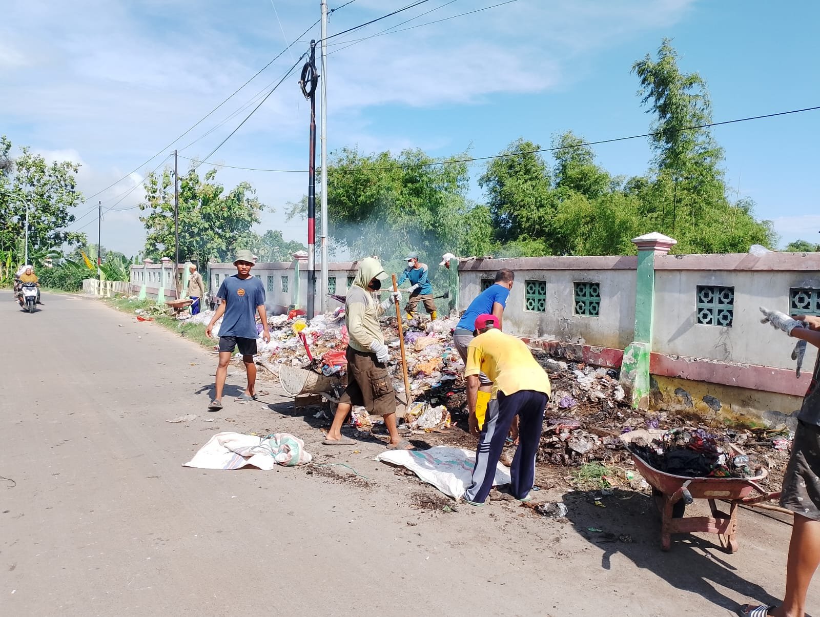 Tak Nunggu Pemerintah, Warga Dasin Pilih Gotong Royong Bereskan TPA