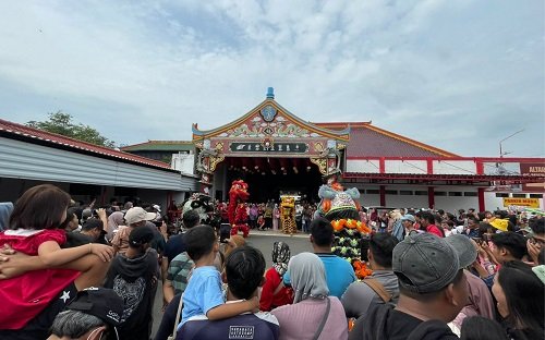 Ribuan Warga Tumpah Ruah di Perayaan Imlek 2577...