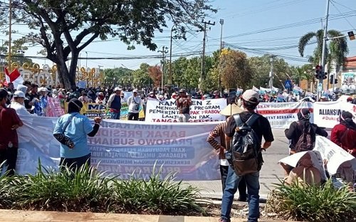 Ribuan Warga Kepung DPRD Tuban, Bawa Dukungan untuk...