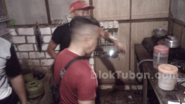 5 Petugas Damkar Tuban Dikerahkan Evakuasi Ular Cobra di Sela Perabot Rumah Warga