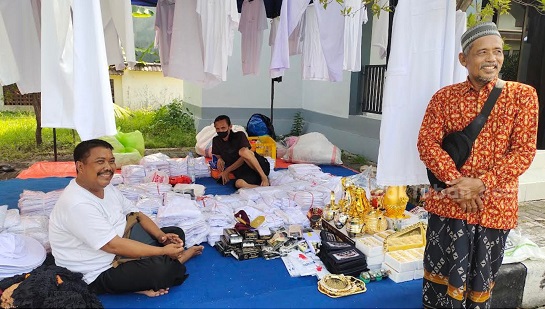 Jelang Musim Haji, Penjualan Perlengkapan Haji di Tuban Sepi Pembeli