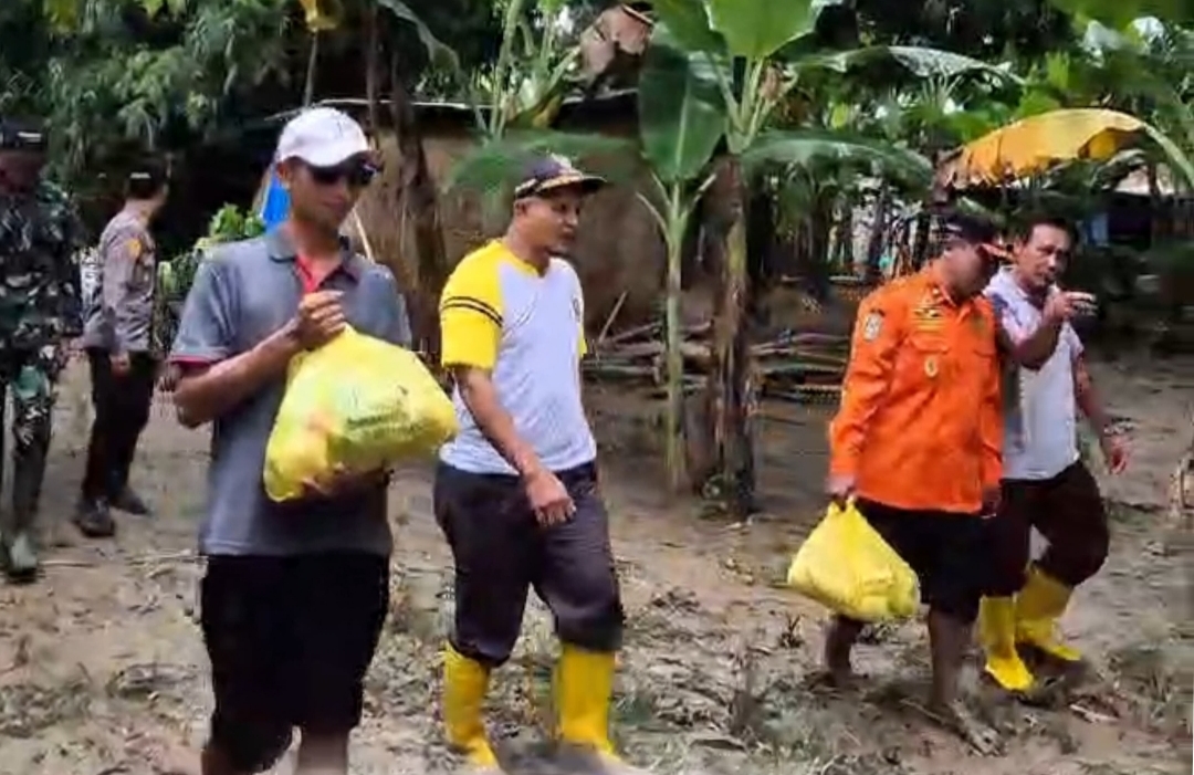 609 KK di Rengel Tuban Terdampak Banjir, BPBD Turun Langsung Salurkan Bantuan