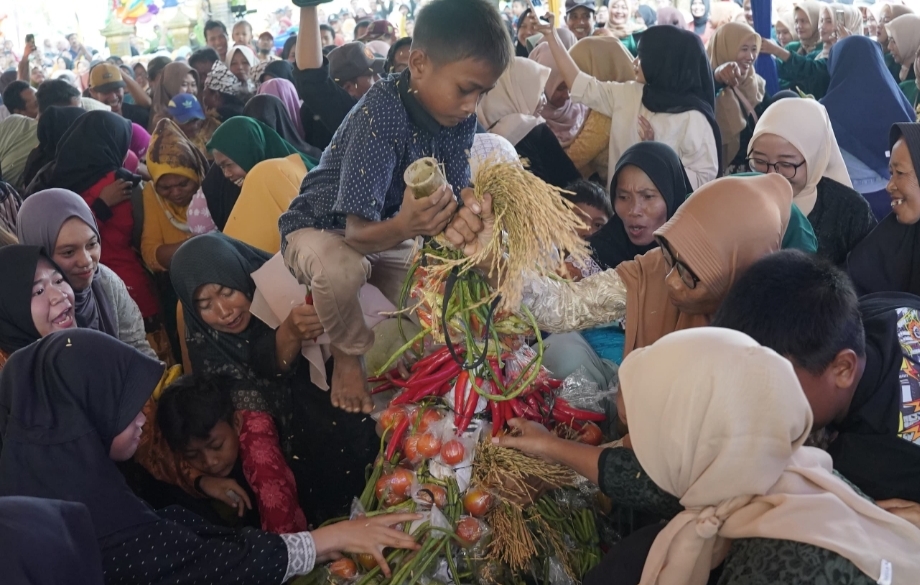 Tradisi Jumat Legi, Warga Tuban Arak Hasil Bumi ke Pesarean Dewi Sri
