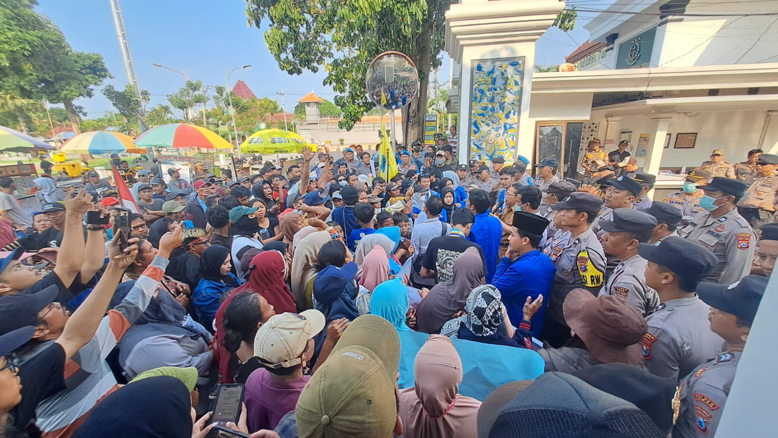 Bupati Tuban Tidak Temui Demo PKL, Pemkab Kukuh Alun-alun Steril dari Pedagang